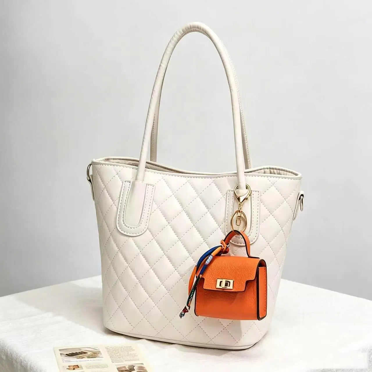 Chic Luxury Leather Mini Bag Keychain - Stylish and Functional Accessory