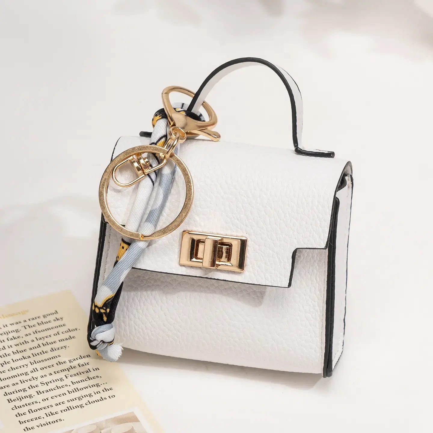 Chic Luxury Leather Mini Bag Keychain - Stylish and Functional Accessory